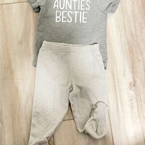 Gray 'Auntie's Bestie' Baby Outfit